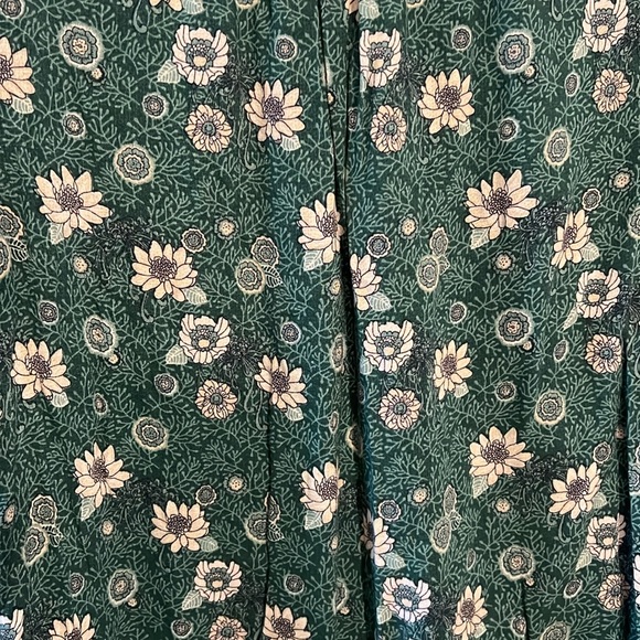 Dark green long sleeve flowered blouse. Size large. Lucky brand. 5 buttons. - Picture 3 of 5